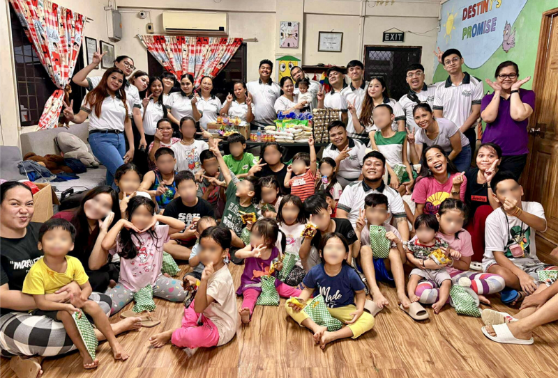 Bednbody team and children gathered for a community day