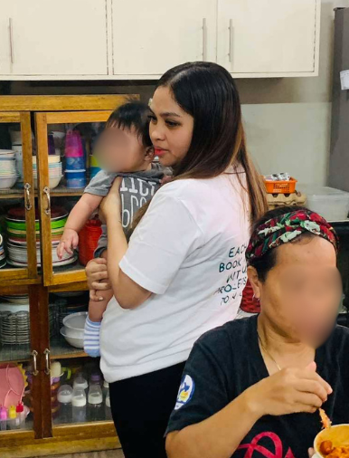 A Bednbody volunteer supporting a family