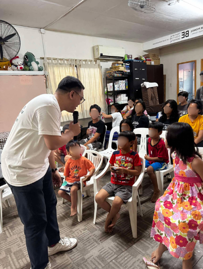 A Bednbody volunteer speaking with children